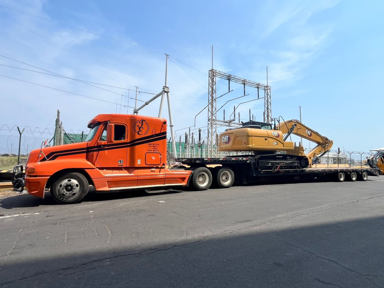 Cabezal de Grúas San Juan trasladando una excavadora CAT 320 en lowboy